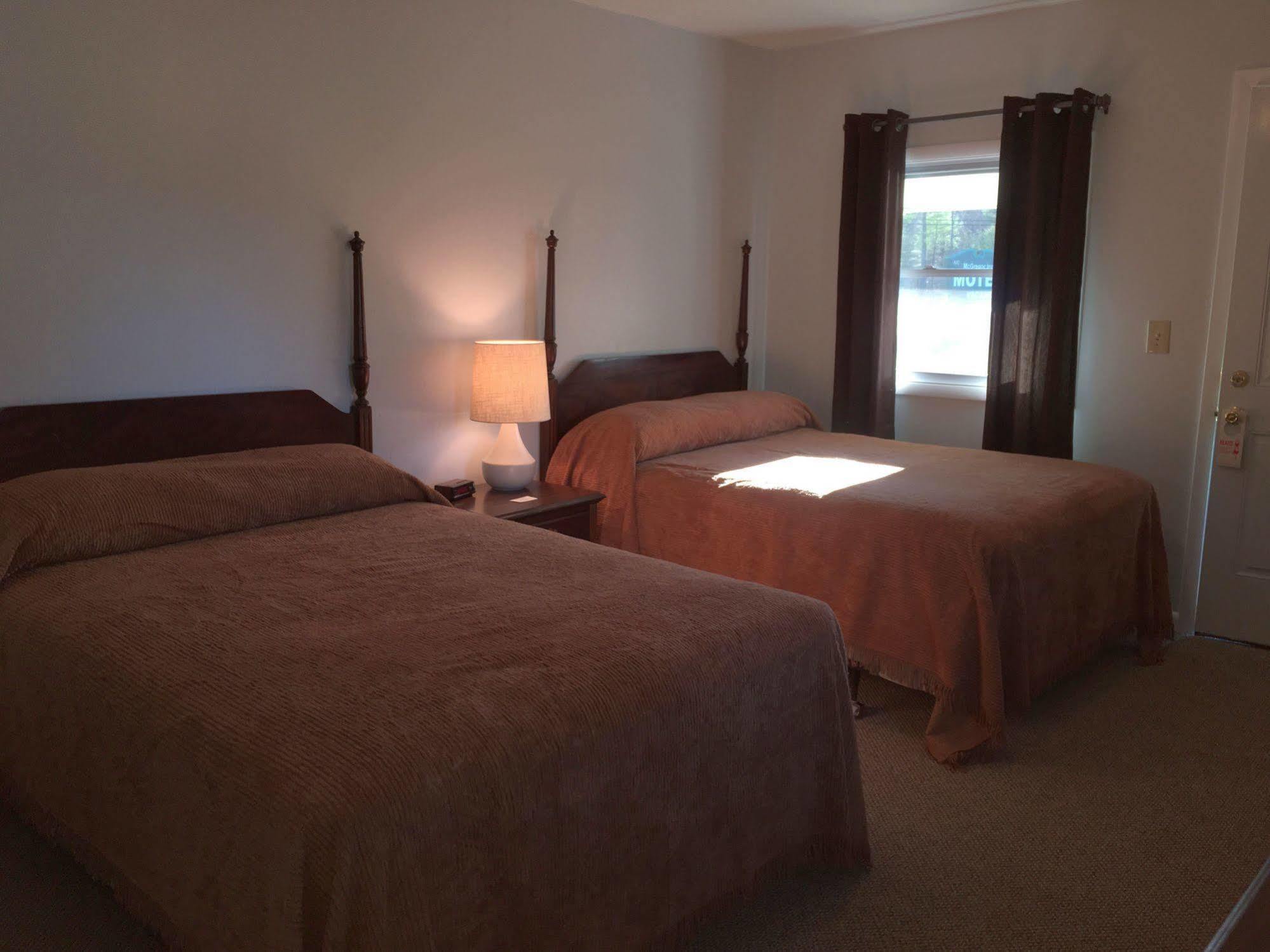 Mcgregor Inn Motel Wilton Екстер'єр фото